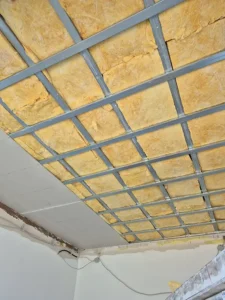 Abgehängte Trockenbaudecke mit Mineralwolldämmung