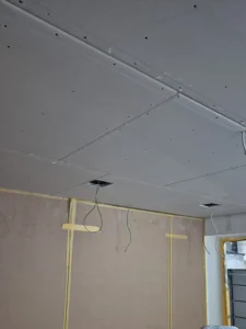 Beplankte Trockenbaudecke mit vorbereiteten Installationsöffnungen