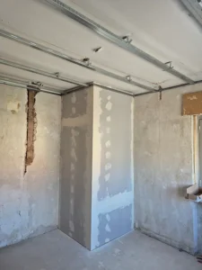 Deckenunterkonstruktion mit Gipskarton-Bauteilverkleidung