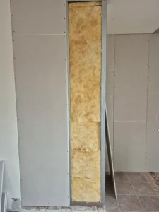 Gedämmte Wandkonstruktion in Trockenbauweise